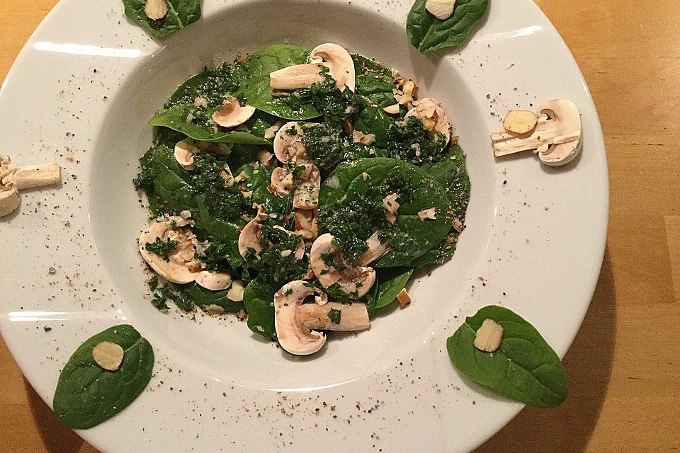 Salat mit Babyspinat, Champignons und Haselnüssen