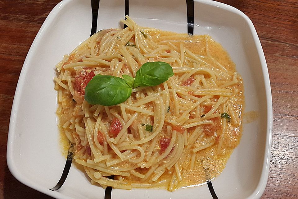 Ländliche Spaghetti-Suppe mit Ei