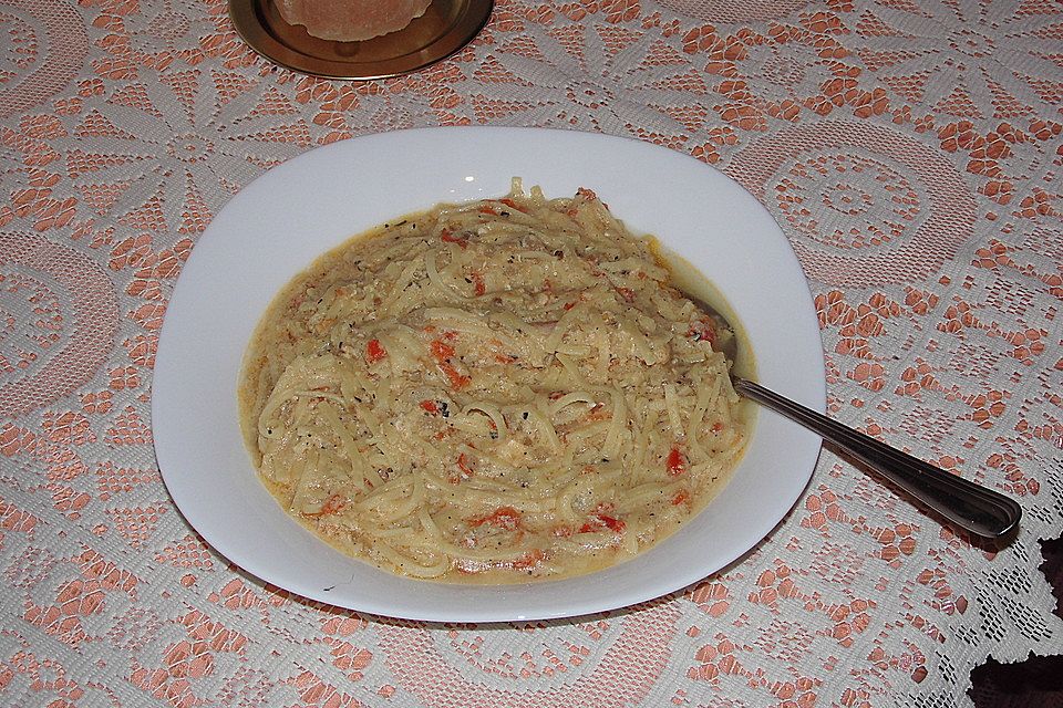 Ländliche Spaghetti-Suppe mit Ei