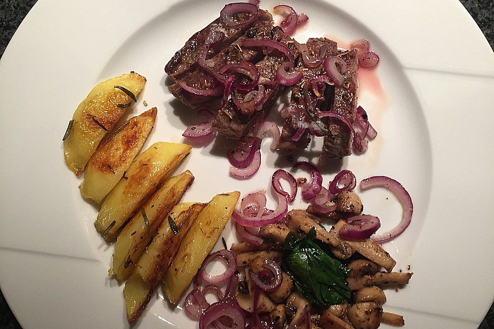 Lammfilet mit Rosmarinkartoffeln, Babyspinat, Champignons und roten Zwiebeln