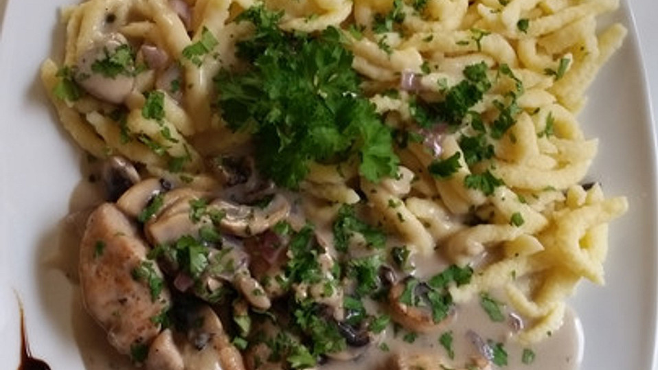 Putengeschnetzeltes mit Sahnesoße, Champignons und Eierspätzle von ...