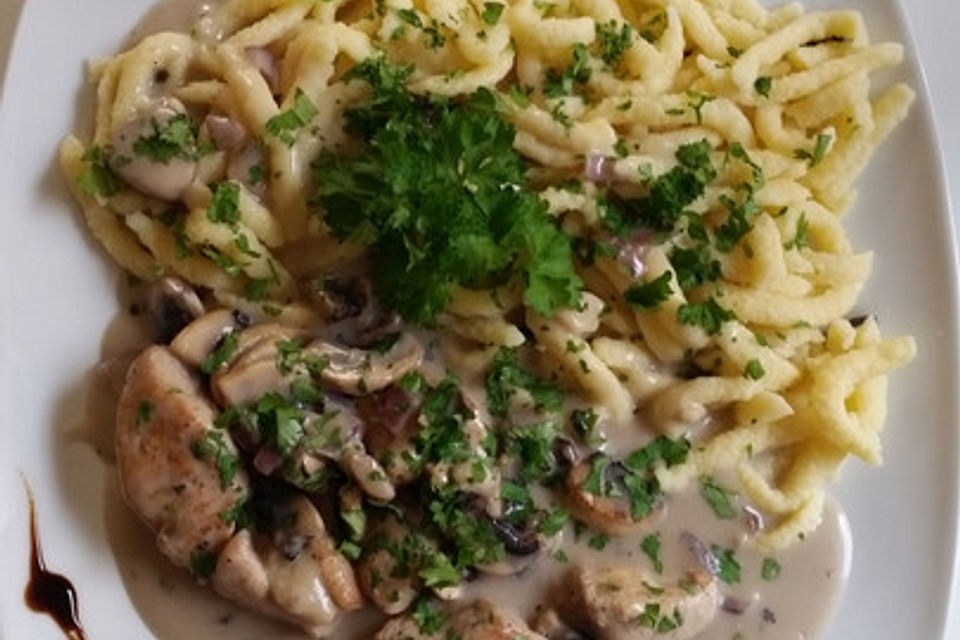 Putengeschnetzeltes mit Sahnesoße, Champignons und Eierspätzle