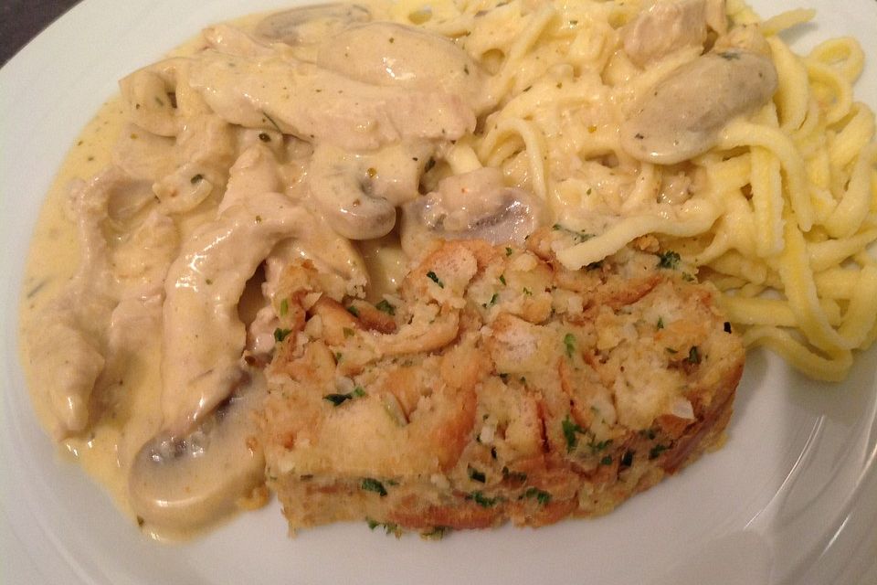 Putengeschnetzeltes mit Sahnesoße, Champignons und Eierspätzle