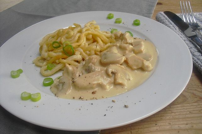 Putengeschnetzeltes mit Sahnesoße, Champignons und Eierspätzle von ...