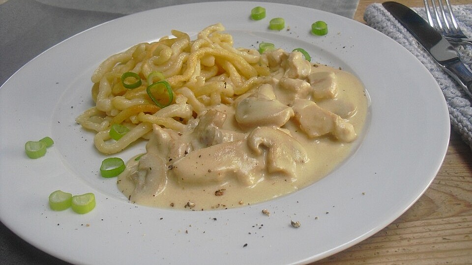 Putengeschnetzeltes mit Sahnesoße, Champignons und Eierspätzle von ...
