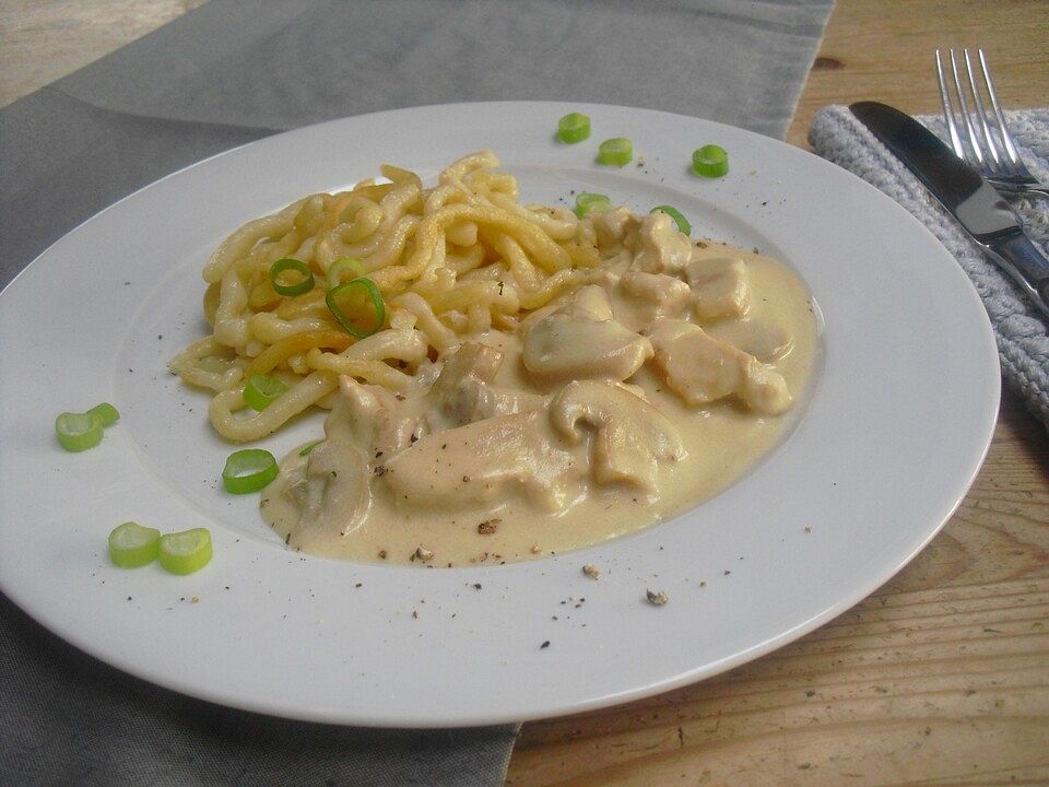 Putengeschnetzeltes mit Sahnesoße, Champignons und Eierspätzle von ...