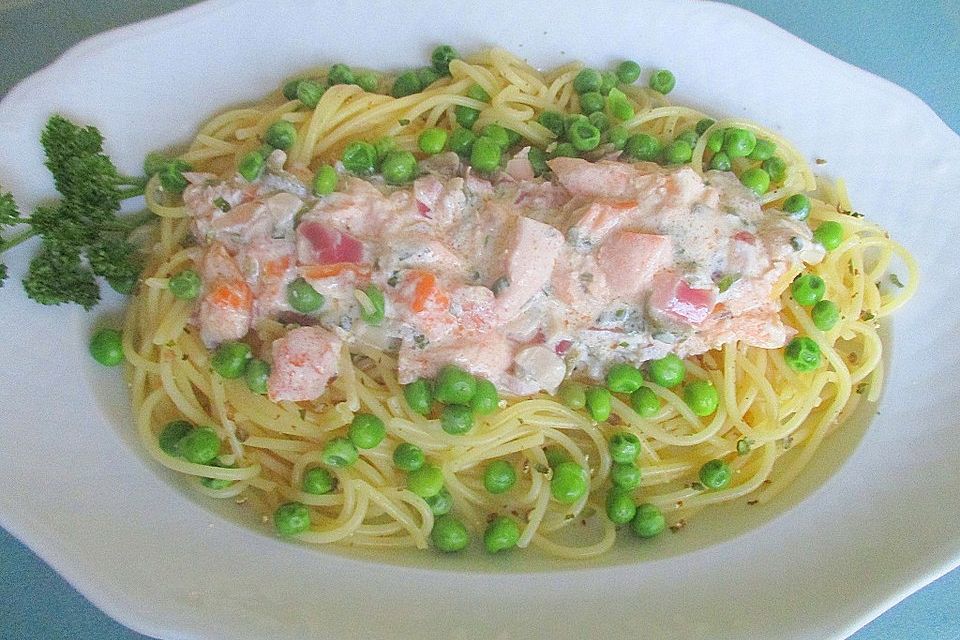 Stremellachs in Frischkäse-Oliven-Knoblauchsoße im Spaghetti-Erbsen-Nest