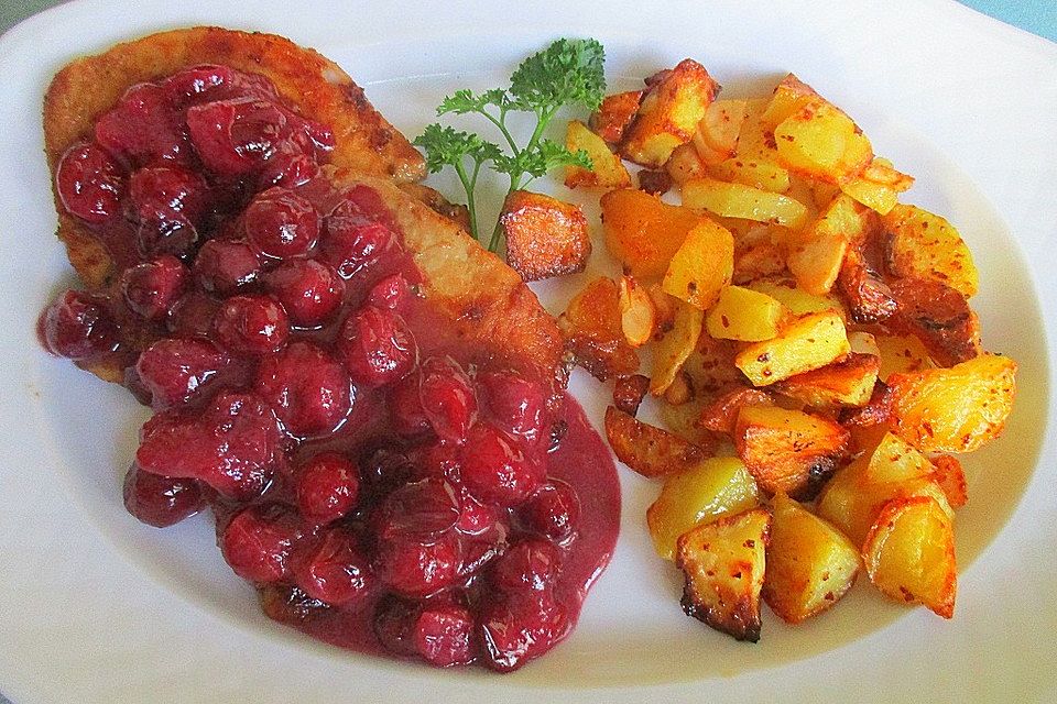 Schweine-Mini-Steaks mit Cranberry-Rotwein-Sauce an Chili-Knoblauch-Kartoffeln aus dem Ofen