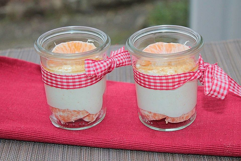 Mandarinen-Sauerrahm-Creme mit braunem Zucker