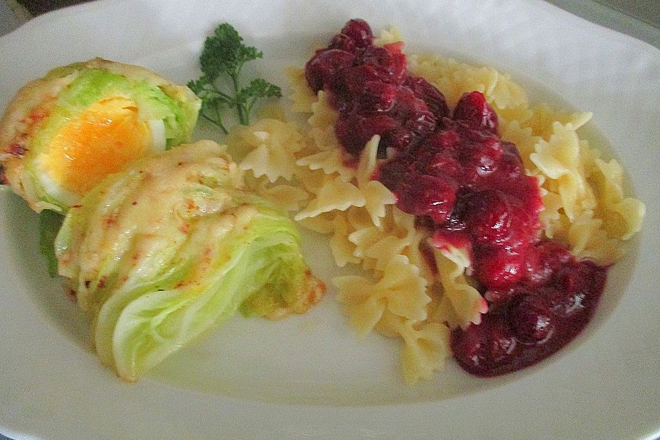 Überbackene Eier im Wirsingmantel an Mini-Farfalle mit Cranberry-Soße