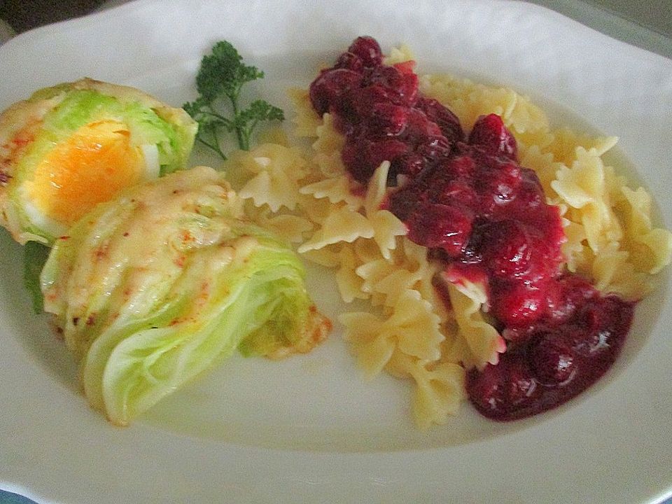 Überbackene Eier im Wirsingmantel an Mini-Farfalle mit Cranberry-Soße ...