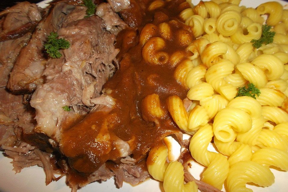 Schweinebraten in Champignon-Biersoße auf Spätzle