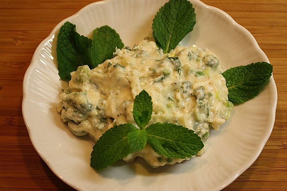 Gorgonzola-Minze-Dip mit Ziegenkäse