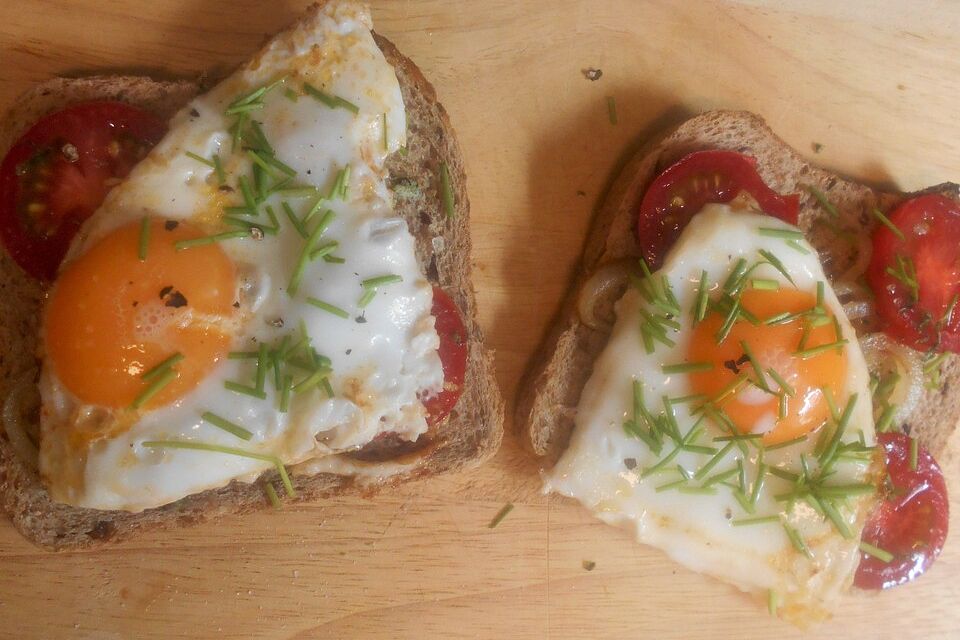 Tomaten-Zwiebel-Pfanne auf Bauernbrot mit Spiegelei