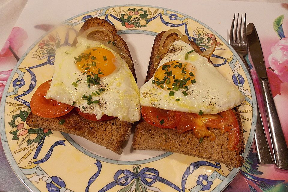 Tomaten-Zwiebel-Pfanne auf Bauernbrot mit Spiegelei