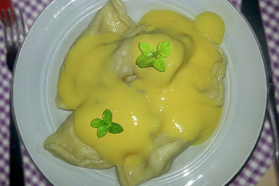 Ravioli mit Apfelfüllung in Vanillesoße