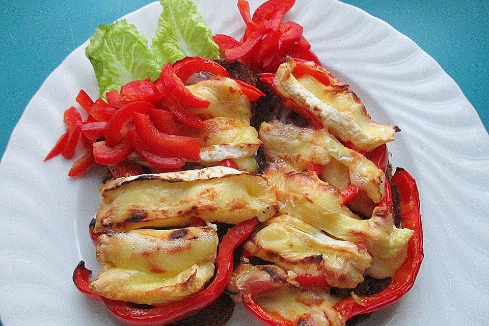 Mit Käse überbackenes Zwiebel-Paprika-Pfannenbrot