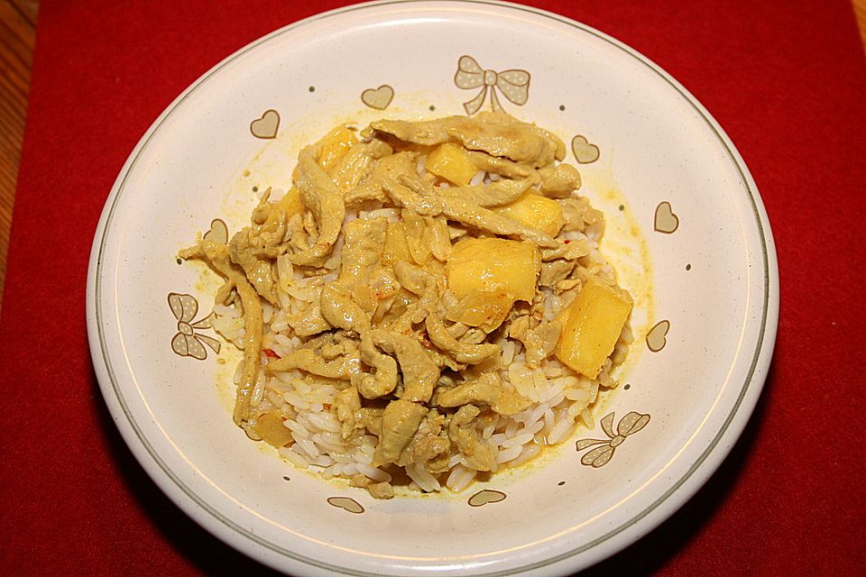 Currygeschnetzeltes mit Ananas und Kokosmilch