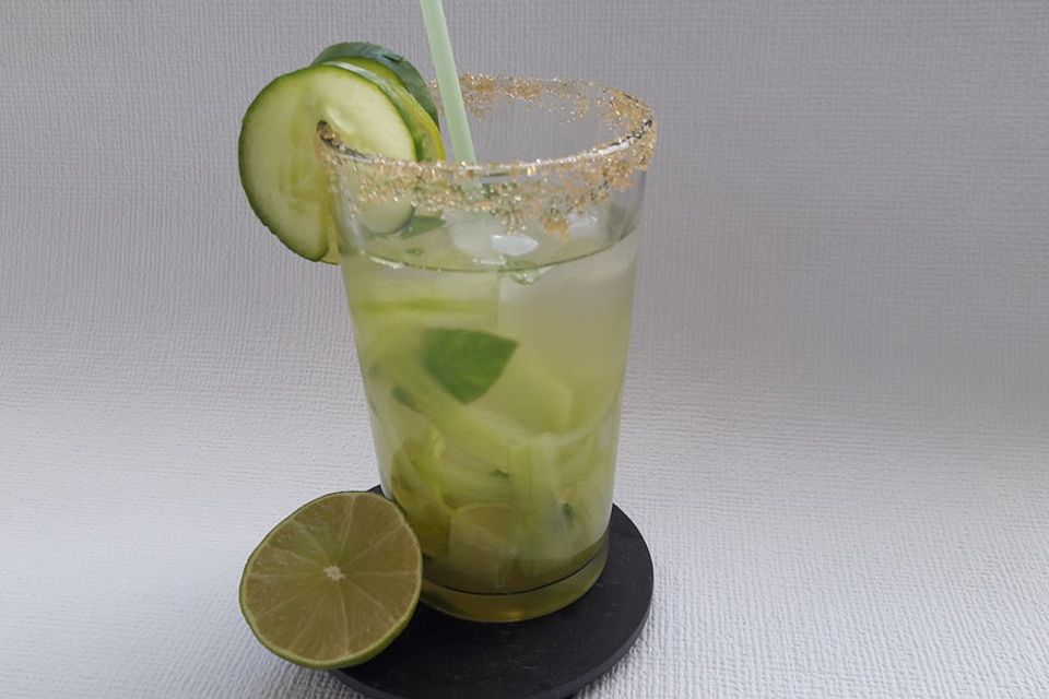 Wasser mit Limette und Gurkenstreifen