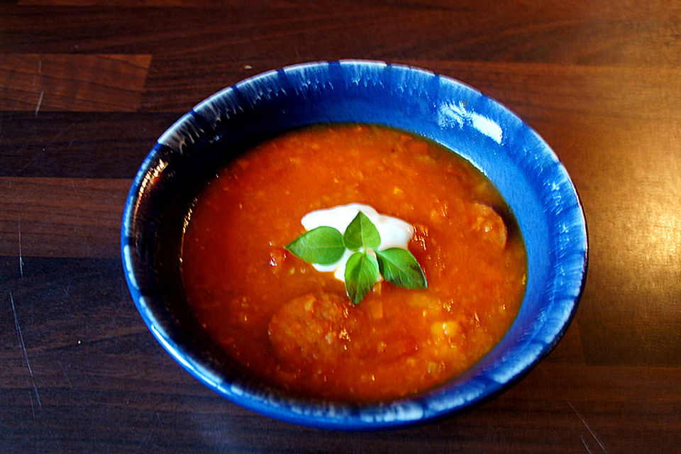 Scharfe Kürbis-Tomaten-Suppe mit Linsen