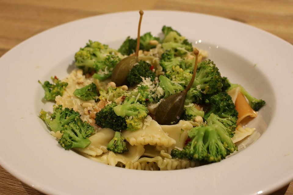 Pasta mit Brokkoli-Thunfisch-Kapern-Sauce