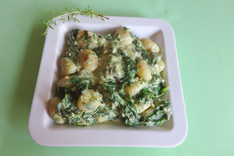 Gnocchipfanne mit Pesto und Spinat