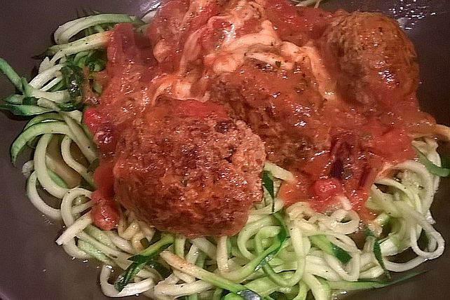 Putenhackbällchen mit Tomate-Mozzarella-Sauce und Zoodles von jhin ...