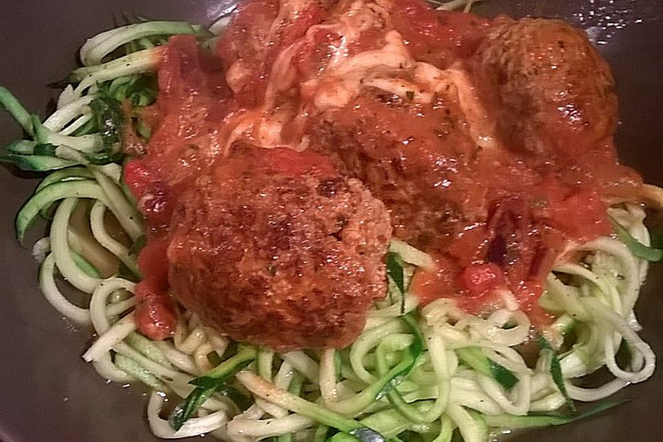 Putenhackbällchen mit Tomate-Mozzarella-Sauce und Zoodles