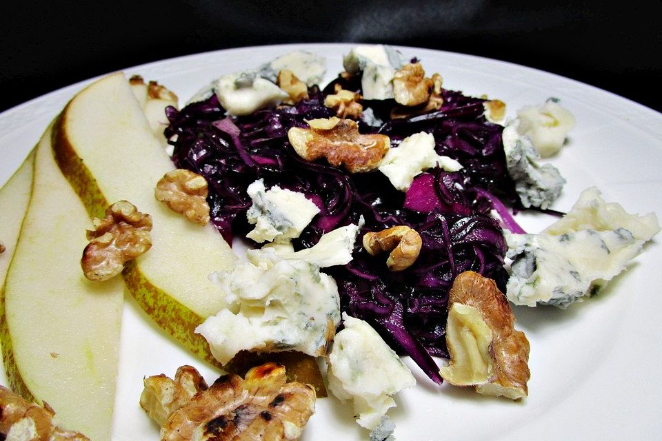 Rotkohlsalat mit Gorgonzola, Birnen und Walnüssen