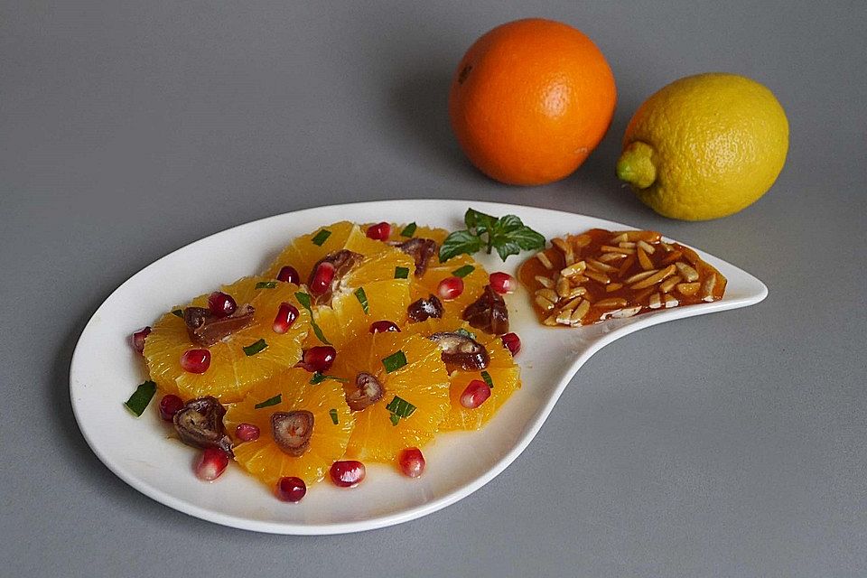 Orangensalat mit Datteln und Granatapfelkernen