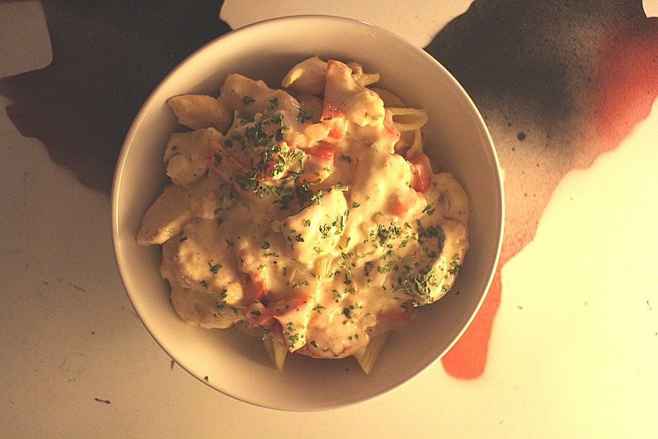 Hühnerbrust in Tomaten-Paprika-Champignon-Sahnesauce auf Penne Rigate