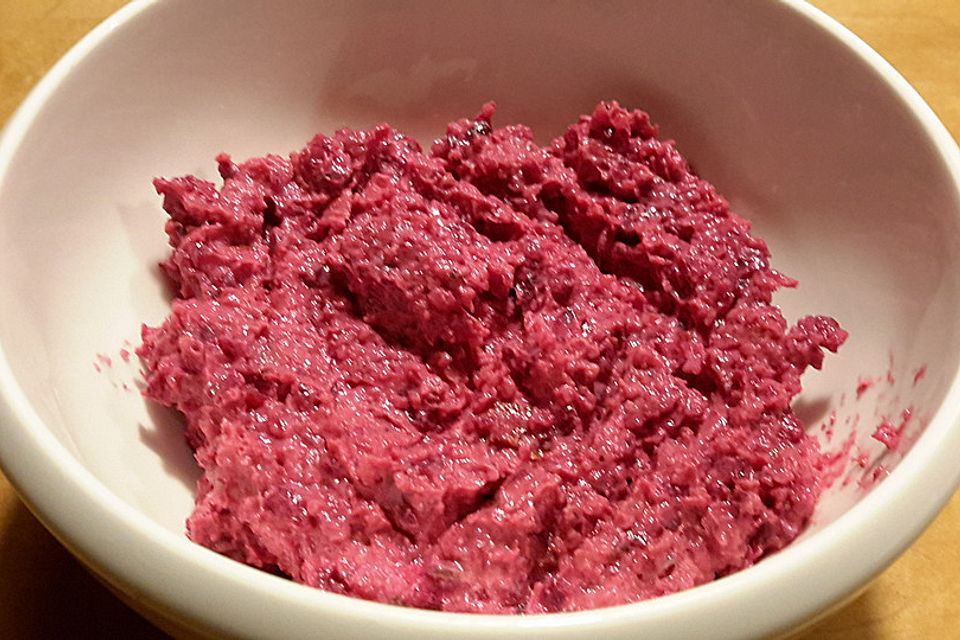 Rote Bete Dip mit Pekannüssen