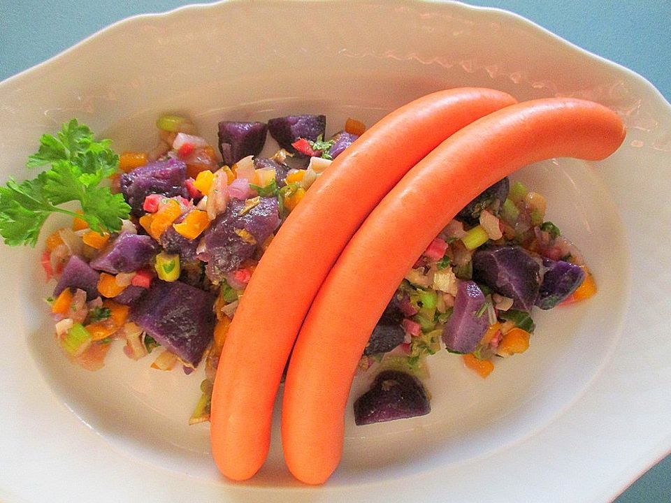 Lila Kartoffel-Paprika-Lauchsalat im warmen Katenschinken-Dressing mit ...