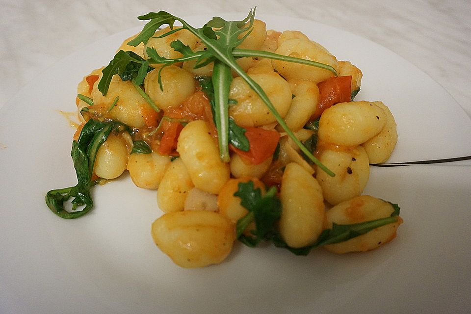 Kartoffelgnocchi mit Kirschtomaten und Rucola