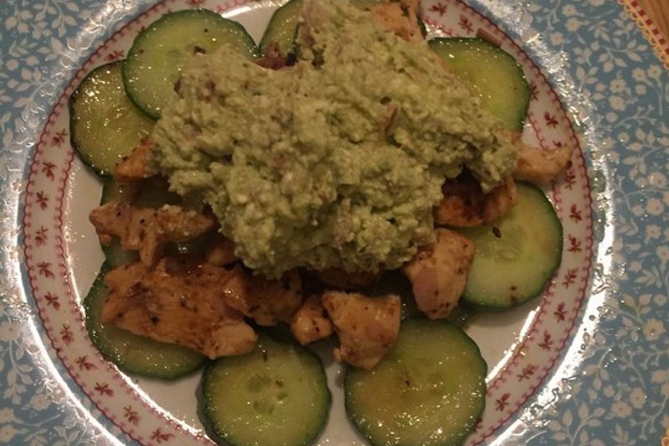 Gebratene Gurke mit Hähnchen und Avocadocreme