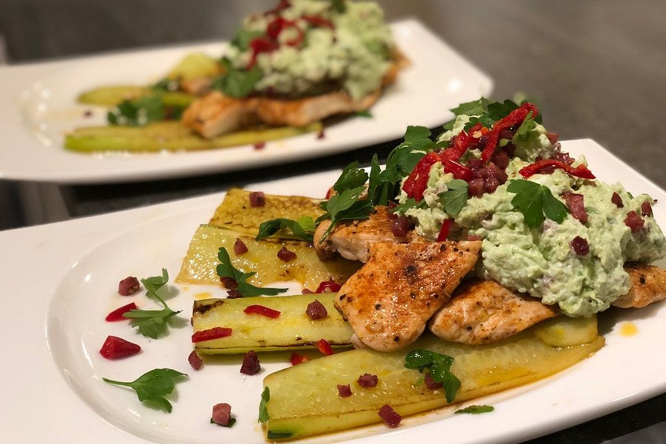 Gebratene Gurke mit Hähnchen und Avocadocreme