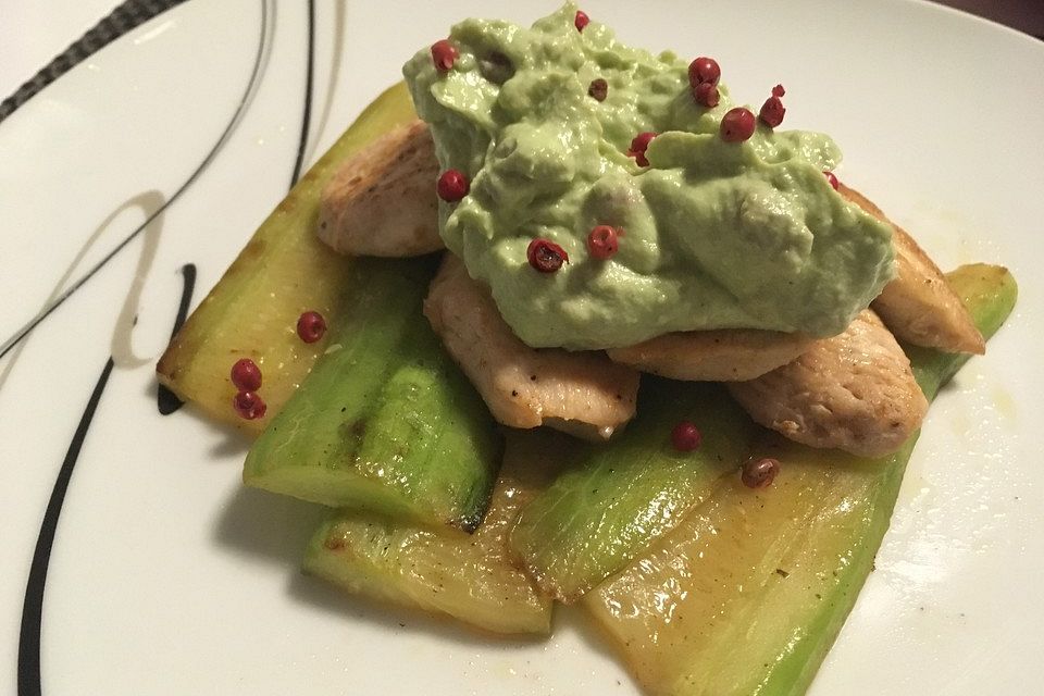 Gebratene Gurke mit Hähnchen und Avocadocreme