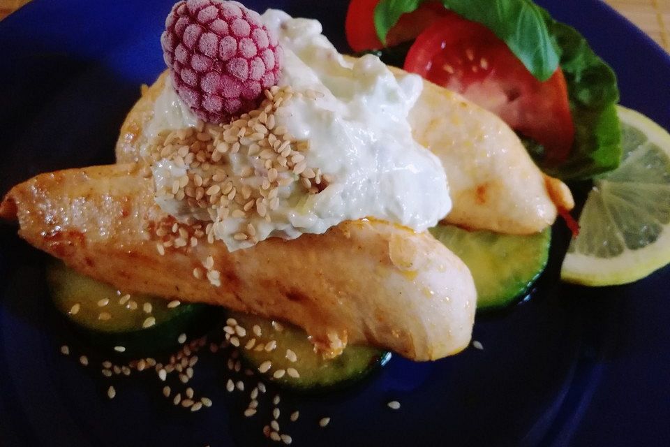 Gebratene Gurke mit Hähnchen und Avocadocreme