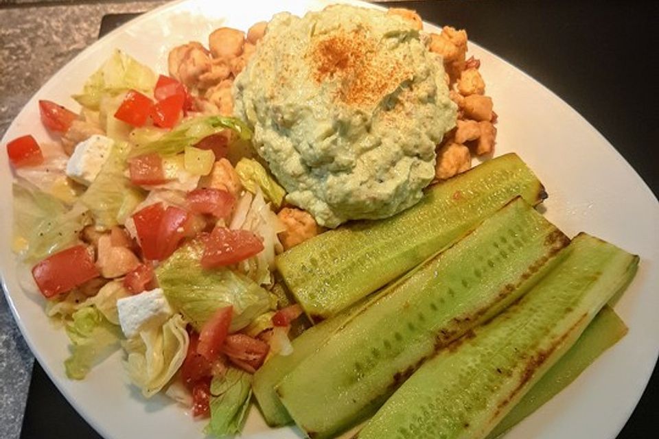 Gebratene Gurke mit Hähnchen und Avocadocreme