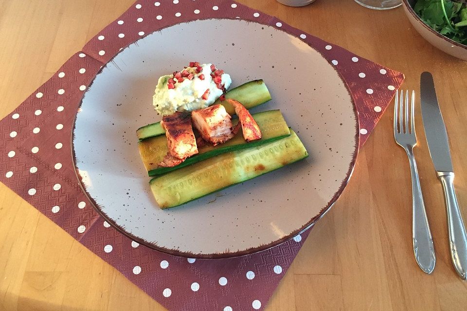 Gebratene Gurke mit Hähnchen und Avocadocreme