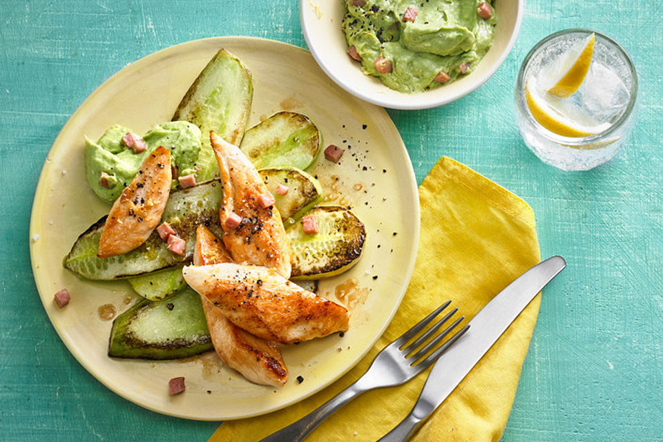 Gebratene Gurke mit Hähnchen und Avocadocreme