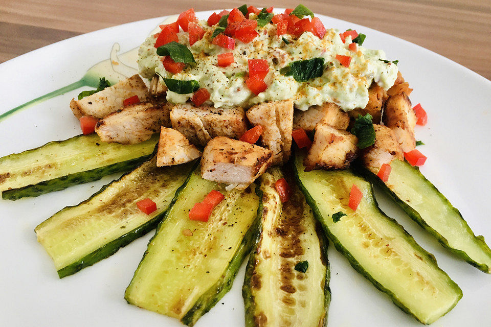 Gebratene Gurke mit Hähnchen und Avocadocreme