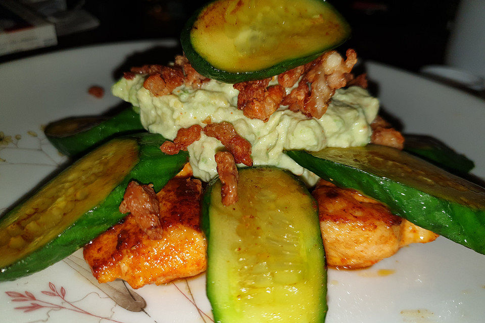 Gebratene Gurke mit Hähnchen und Avocadocreme