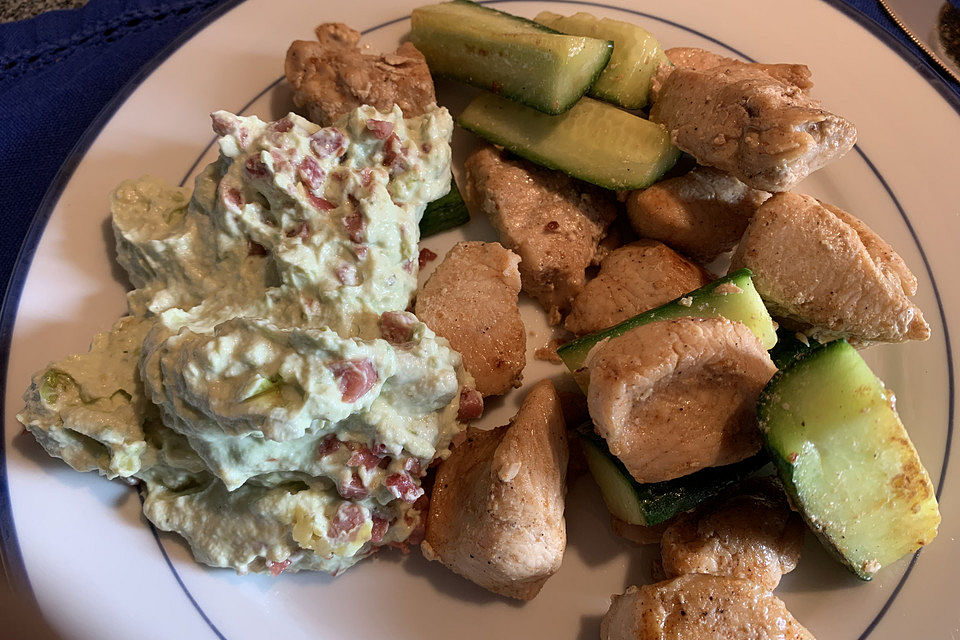 Gebratene Gurke mit Hähnchen und Avocadocreme