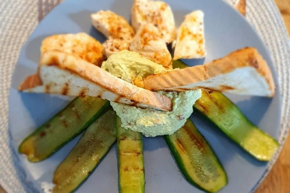 Gebratene Gurke mit Hähnchen und Avocadocreme