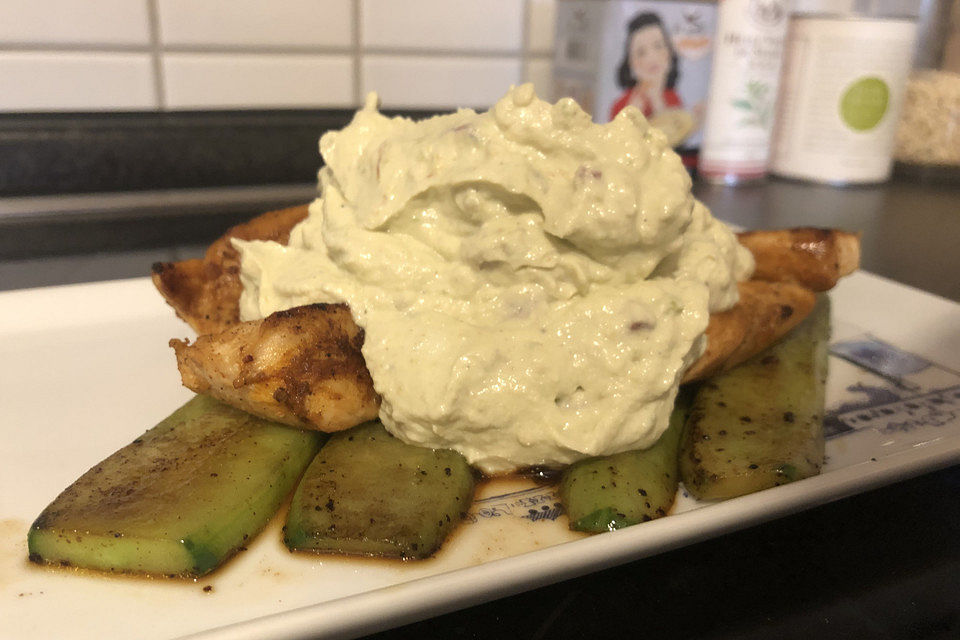 Gebratene Gurke mit Hähnchen und Avocadocreme