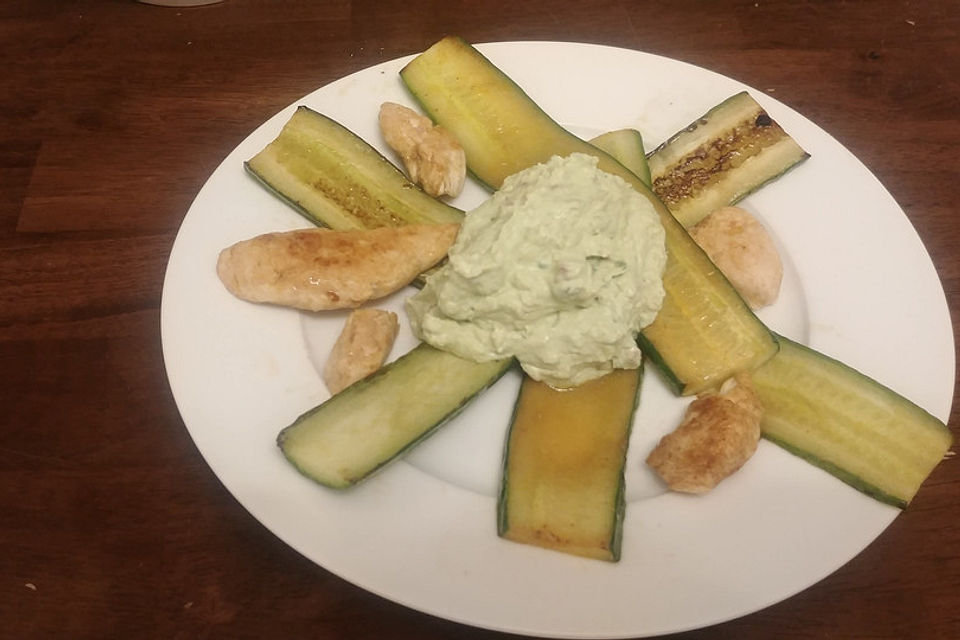 Gebratene Gurke mit Hähnchen und Avocadocreme