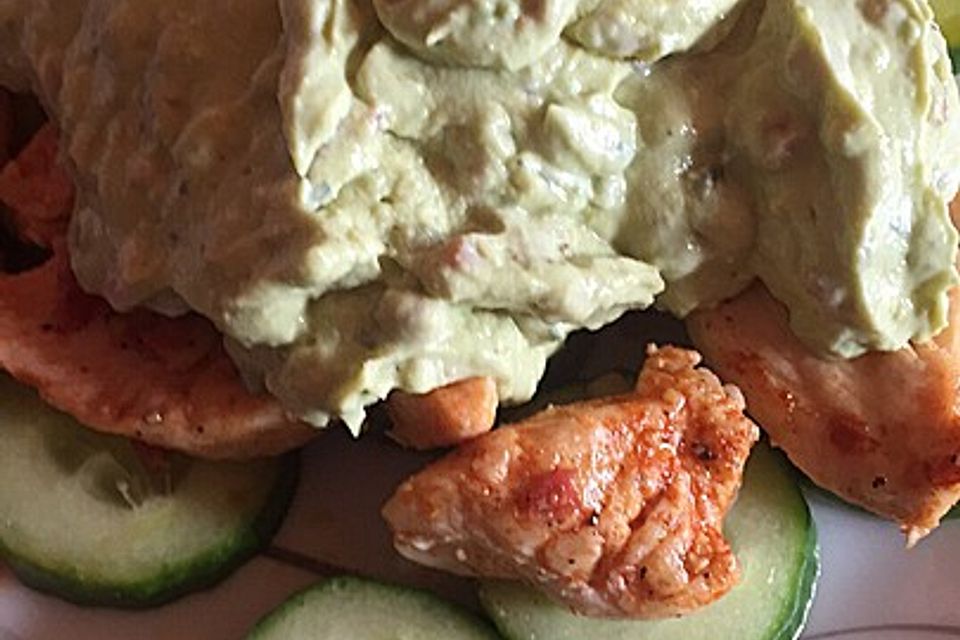 Gebratene Gurke mit Hähnchen und Avocadocreme