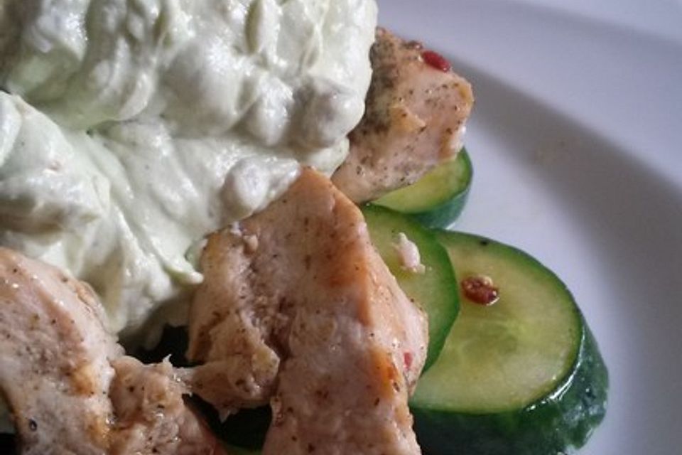 Gebratene Gurke mit Hähnchen und Avocadocreme