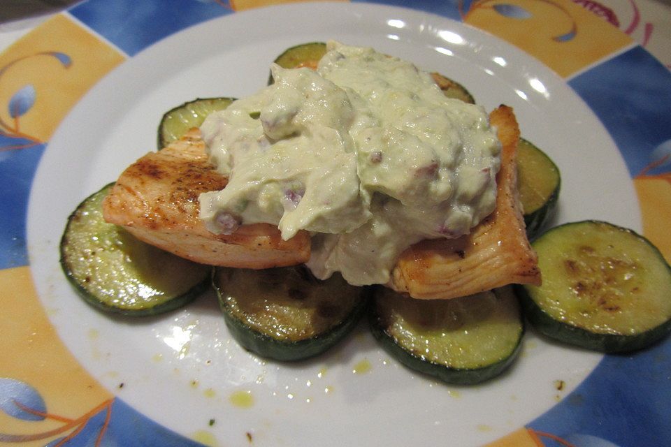 Gebratene Gurke mit Hähnchen und Avocadocreme